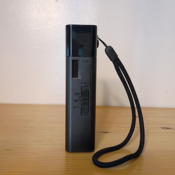 Sony ICF-P26 Portable Pocket FM/AM Radio Built-in Speaker TESTED & WORKING - Picture 3 of 10